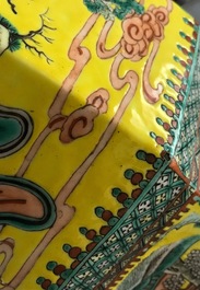 Une paire de vases hexagonaux en porcelaine de Chine famille verte sur fond jaune, 19&egrave;me