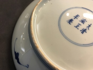 Een paar Chinese blauwwitte borden met draken en qilin decor, Yongzheng merk en periode