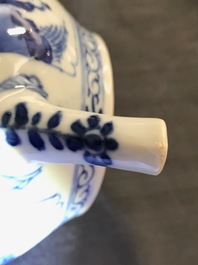Une th&eacute;i&egrave;re en porcelaine de Chine bleu et blanc aux personages, Kangxi