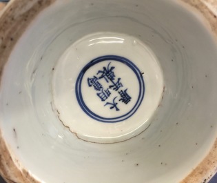 Un vase de forme bouteille en porcelaine de Chine de style wucai, marque de Wanli, 19/20&egrave;me