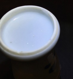 Un vase en porcelaine de Chine bleu et blanc aux gar&ccedil;ons jouants, Kangxi