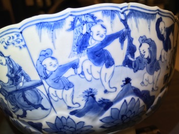 Een Chinese blauwwitte kom met figuren, Kangxi en een klapmuts met blauwwit kraanvogeldecor, wellicht Wanli