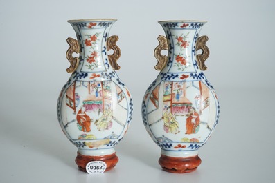 Une paire de vases &agrave; suspendre en porcelaine de Chine famille rose&agrave; d&eacute;cor de figures, 19&egrave;me