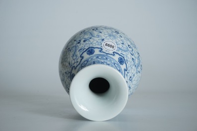 A Chinese blue and white yuhuchunping vase, Qianlong mark, 19/20th C.