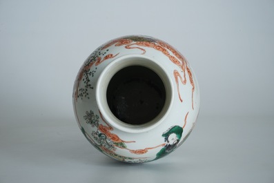 Un vase en porcelaine de Chine famille verte &agrave; d&eacute;cor mythologique, 19&egrave;me