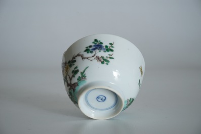 Une tasse et soucoupe en porcelaine de Chine famille verte, marque de yin yang, Kangxi