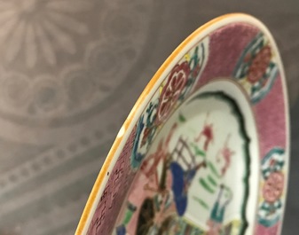 Twee Chinese export porseleinen borden met Europese figuren, Qianlong