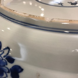 Un plat en porcelaine de Chine bleu et blanc &agrave; d&eacute;cor floral, marque et &eacute;poque de Kangxi
