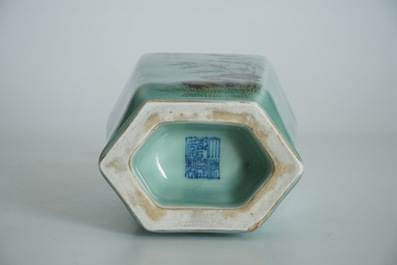 Een Chinese celadon vaas met kalligrafie en floraal decor, Qianlong merk, 19/20e eeuw