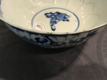 Un bol en porcelaine de Chine bleu et blanc, Kangxi, et un bol aux grues de type klapmuts, prob. Wanli