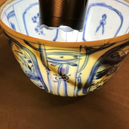 Un bol couvert en porcelaine de Chine de type kraak, Wanli, et un bol &agrave; d&eacute;cor floral, Kangxi