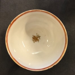 Trois tasses et soucoupes en porcelaine de Chine famille rose et dor&eacute;, Yongzheng/Qianlong