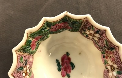 Une paire de tasses et soucoupes polylob&eacute;s en porcelaine de Chine famille rose, Yongzheng