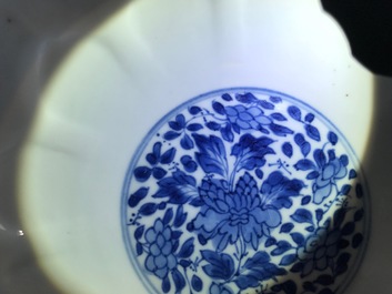 Un bol couvert en porcelaine de Chine de type kraak, Wanli, et un bol &agrave; d&eacute;cor floral, Kangxi