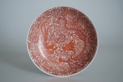 Un bol en porcelaine de Chine bleu et blanc, une assiette en rouge de fer et un porte-pinceaux en qianjiang cai, 19/20&egrave;me
