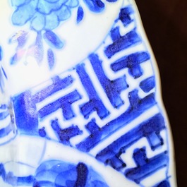 Un plat en porcelaine de Chine bleu et blanc &agrave; d&eacute;cor de Longues Dames, marque et &eacute;poque de Kangxi