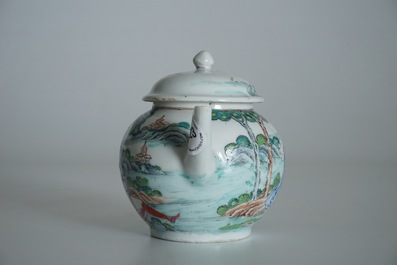 Une th&eacute;i&egrave;re en porcelaine de Chine famille rose &agrave; d&eacute;cor &eacute;rotique, Qianlong