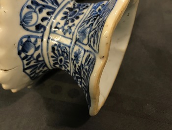 Trois salerons en porcelaine de Chine bleu et blanc, Kangxi