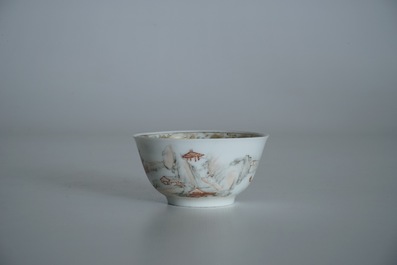 Une tasse et soucoupe en porcelaine de Chine &agrave; d&eacute;cor d'un paysage, Yongzheng