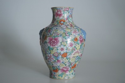 Un vase millefleurs de forme hu en porcelaine de Chine famille rose, marque de Qianlong, 19/20&egrave;me