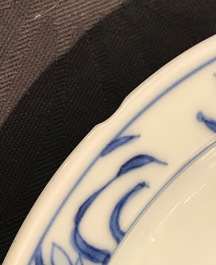 Une coupe en porcelaine de Chine bleu et blanc &agrave; d&eacute;cor d'un moine, &eacute;poque Transition