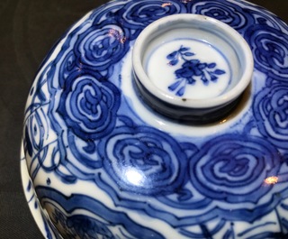 Un bol couvert en porcelaine de Chine de type kraak, Wanli, et un bol &agrave; d&eacute;cor floral, Kangxi