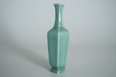 Un vase en porcelaine de Chine c&eacute;ladon &agrave; d&eacute;cor floral avec calligraphie, marque de Qianlong, 19/20&egrave;me