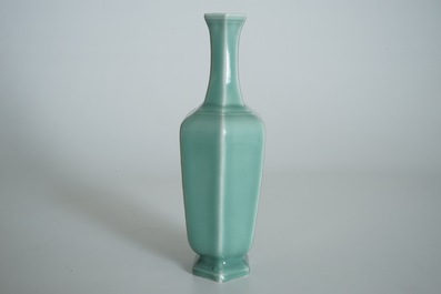 Een Chinese celadon vaas met kalligrafie en floraal decor, Qianlong merk, 19/20e eeuw