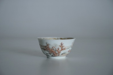 Une tasse et soucoupe en porcelaine de Chine &agrave; d&eacute;cor d'un paysage, Yongzheng
