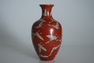 Un vase en porcelaine de Chine aux papillons sur fond corail, marque de Qianlong, 19/20&egrave;me