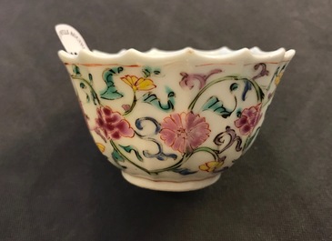 Une paire de tasses et soucoupes polylob&eacute;es en porcelaine de Chine famille rose &agrave; d&eacute;cor de Magu, Yongzheng