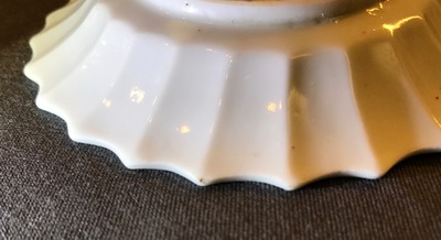 Une tasse et soucoupe polylob&eacute;e en porcelaine de Chine famille rose, Yongzheng