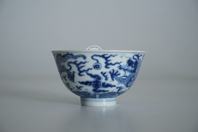 Een Chinese blauwwitte drakenkom, Daoguang merk, 19/20e eeuw