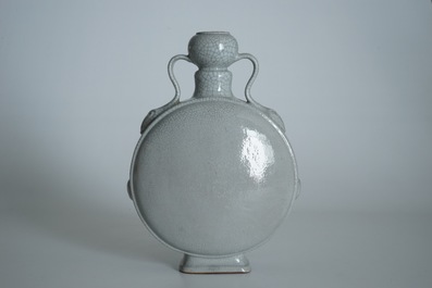 Een Chinese moonflask met ge-type craquel&eacute; glazuur, 19/20e eeuw
