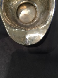 Een Chinese zilveren theepot en melkkan, 19/20e eeuw