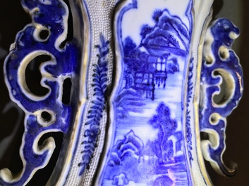 Een garnituur van drie Chinese blauwwitte dekselvazen met landschapsdecor, Qianlong