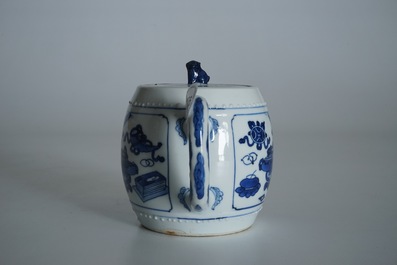 Een Chinese blauwwitte theepot met decor van kostbaarheden, Kangxi