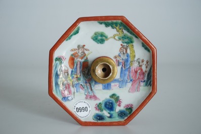 Une coupe octagonale en porcelaine de Chine famille rose, avec un br&ucirc;le-parfum miniature au centre, 19&egrave;me