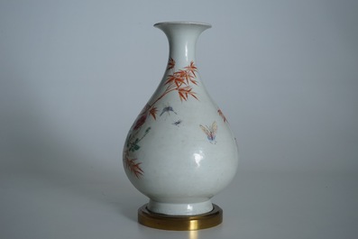 Een Chinese famille rose yuhuchunping vaas met bronzen montuur, Qianlong merk, 19/20e eeuw