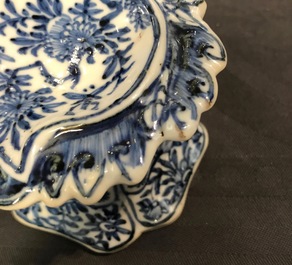 Trois salerons en porcelaine de Chine bleu et blanc, Kangxi
