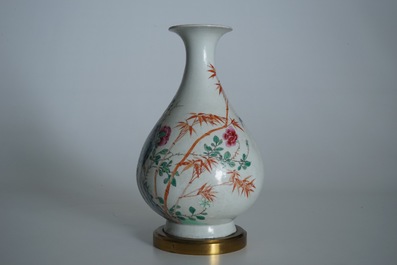 Een Chinese famille rose yuhuchunping vaas met bronzen montuur, Qianlong merk, 19/20e eeuw