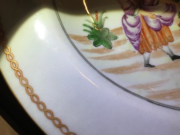 Une paire d'assiettes en porcelaine de Chine famille rose &agrave; la cueillette des cerises, Qianlong