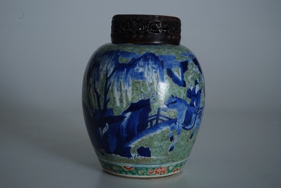 Un pot en porcelaine de Chine famille verte au couvercle et socle en bois, Kangxi