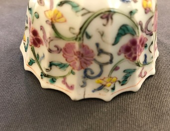 Une paire de tasses et soucoupes polylob&eacute;es en porcelaine de Chine famille rose &agrave; d&eacute;cor de Magu, Yongzheng