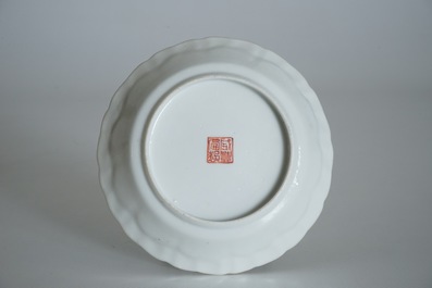 Twee Chinese famille rose kopjes, Xianfeng merk en periode, en een schoteltje, Tongzhi merk en periode