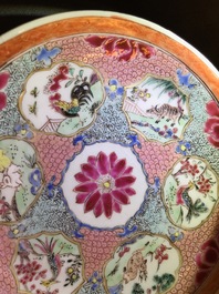 Vier Chinese famille rose koppen en schotels met dieren in medaillons, Yongzheng/Qianlong