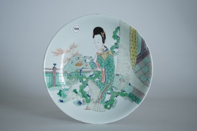 Un plat en porcelaine de Chine famille verte figurant une dame dans un jardin, marque et &eacute;poque de Kangxi