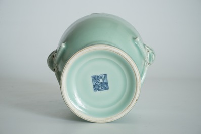Een Chinese monochrome celadon vaas, Qianlong merk, 19/20e eeuw