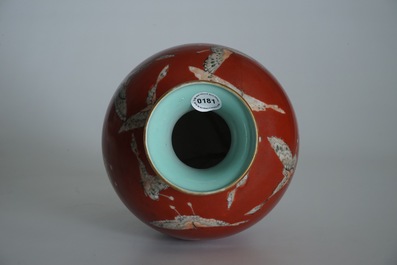 Un vase en porcelaine de Chine aux papillons sur fond corail, marque de Qianlong, 19/20&egrave;me