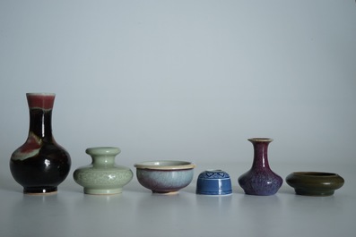 Drie Chinese monochrome vazen en drie penselenwassers, 19/20e eeuw